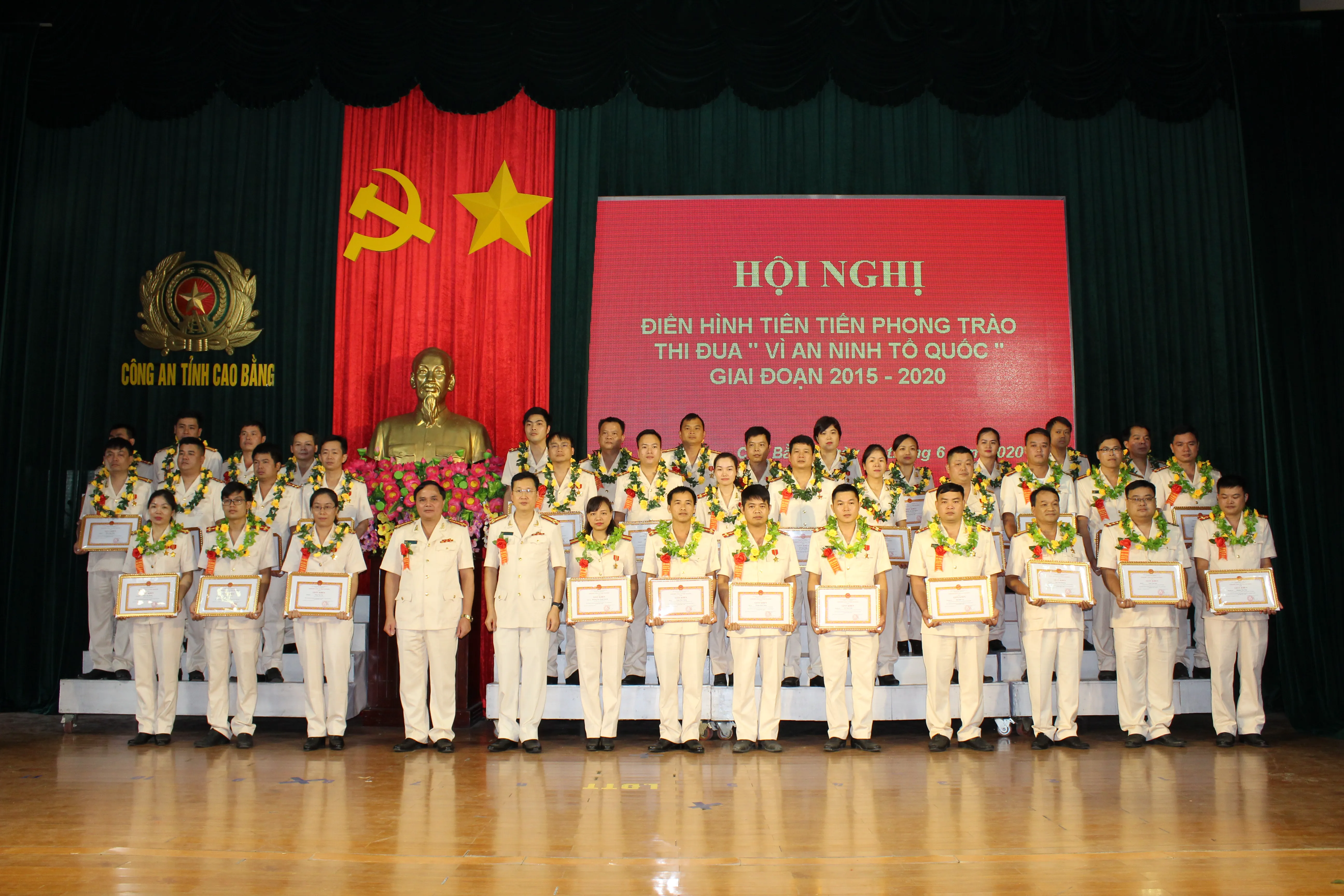 Công an tỉnh Cao Bằng tôn vinh những điển hình tiên tiến trong phong trào thi đua “Vì an ninh Tổ quốc”, giai đoạn 2015 - 2020..JPG
