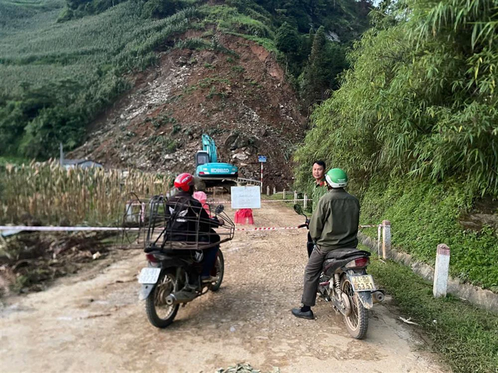 ảnh 1. lực lượng công an xã cảnh báo, phân luồng giao thông tại điểm sạt lở (1).jpg