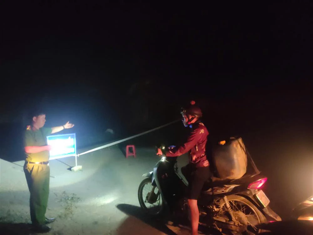 anh 2. lực lượng công an xã xuyên đêm đảm bảo an toàn giao thông (1).jpg