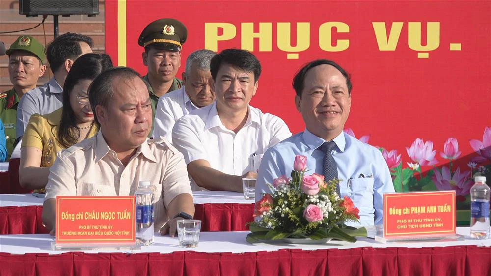 lãnh đạo tỉnh chứng kiến lực lượng công an ra quân.jpg