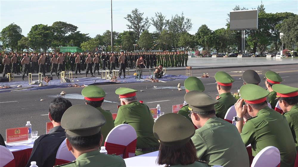 lực lượng cảnh sát cơ động công an tỉnh biểu diễn võ thuật tại lễ ra quân.jpg