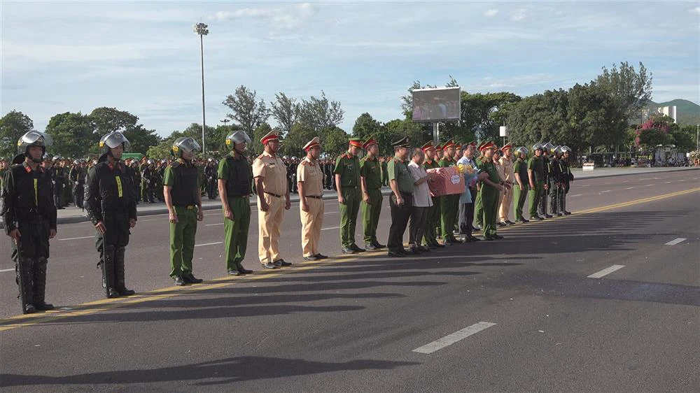 lãnh đạo tỉnh ủy, ubnd tỉnh và giám đốc công an tỉnh tặng hoa chúc mừng lực lượng 151.jpg