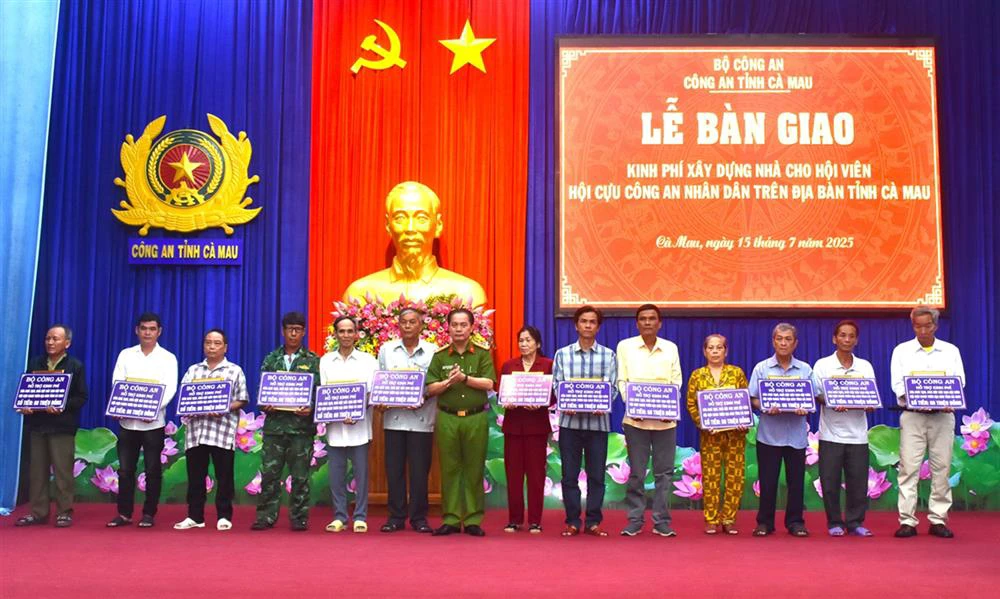 đại tá bùi xuân khởi trao bảng tượng trưng kinh phí cho các hộ (1).jpg