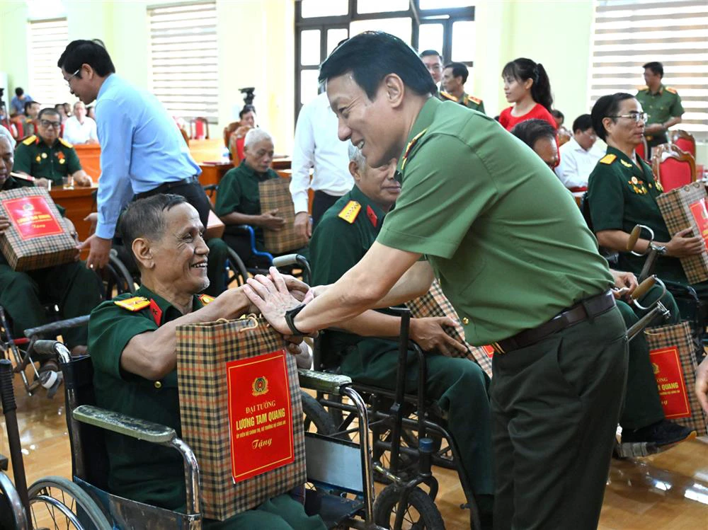 bt tang qua.jpg
