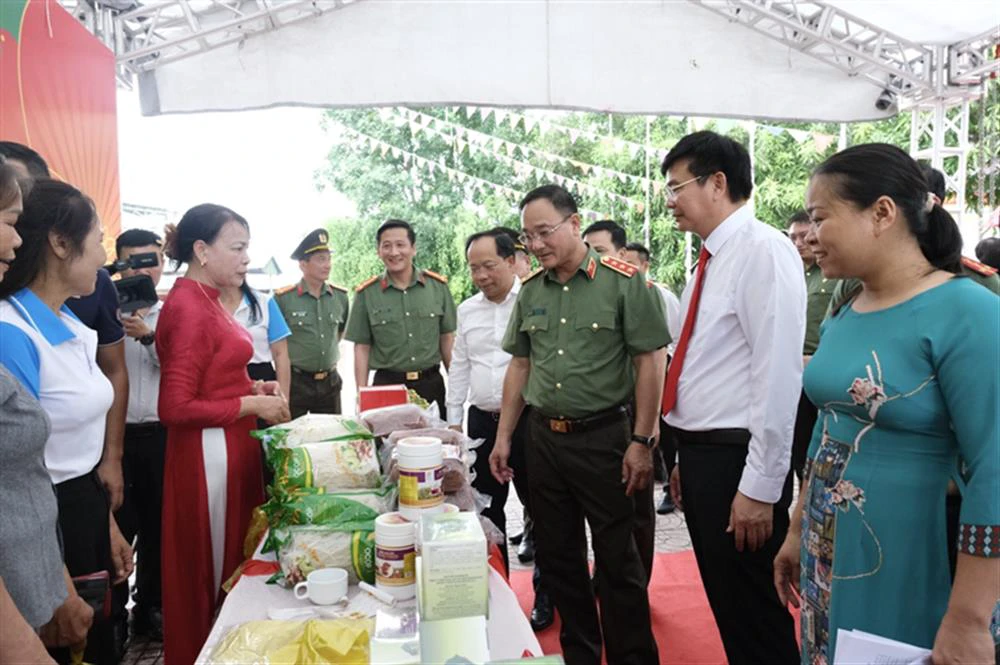 thứ trưởng tham quan gian hàng.jpeg