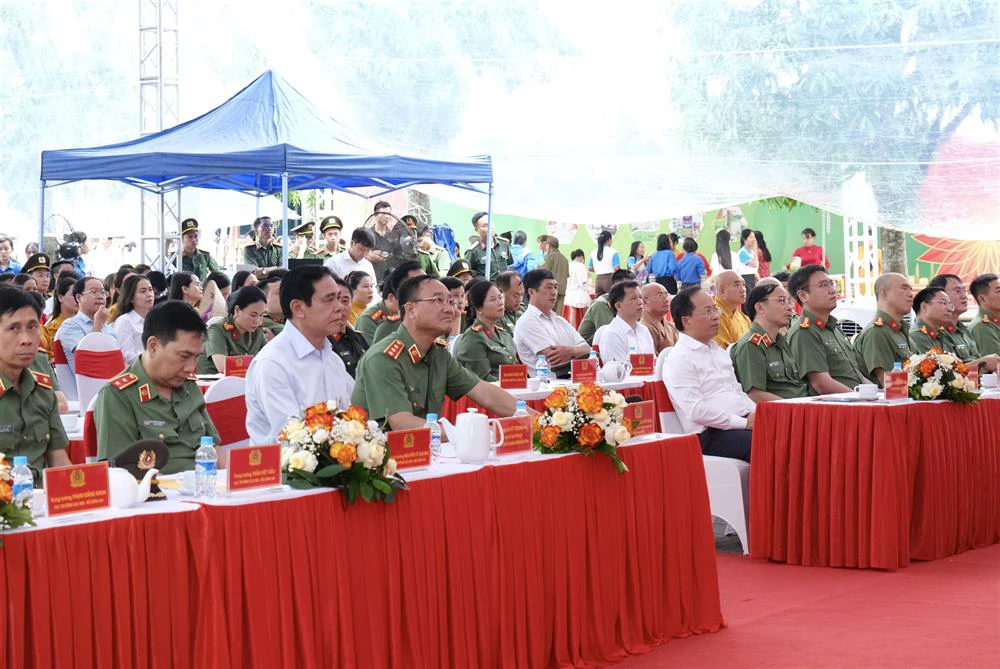 đại biểu tham dự ngày hội.jpeg