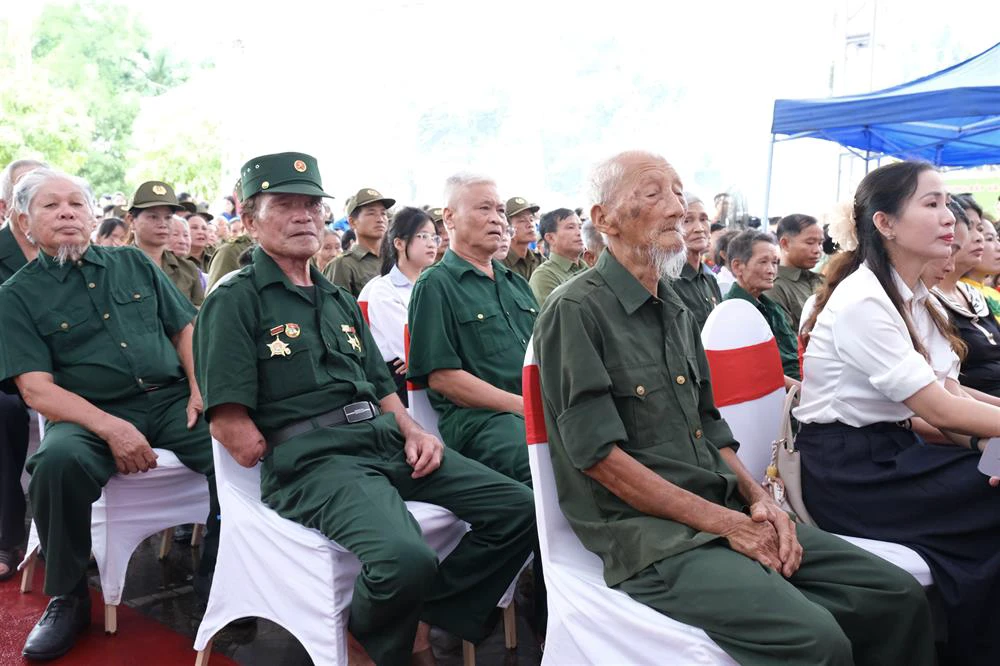 nguoi dan tham du.jpeg