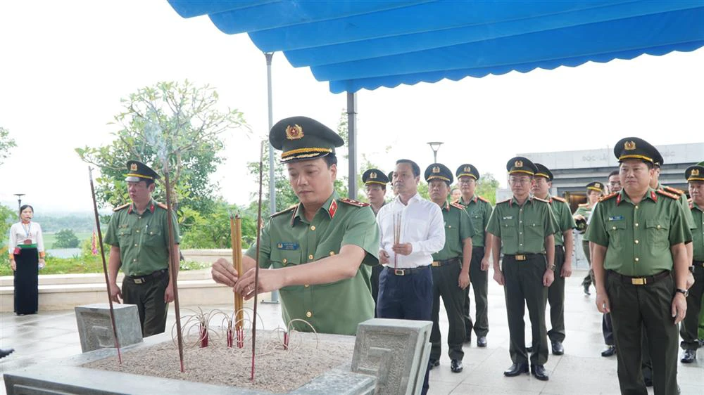 trung tướng đặng hồng đức, ủy viên bchtw, thứ trưởng bộ công an dâng hương tại đền thờ liệt sỹ chiến trường điện biên phủ.jpg