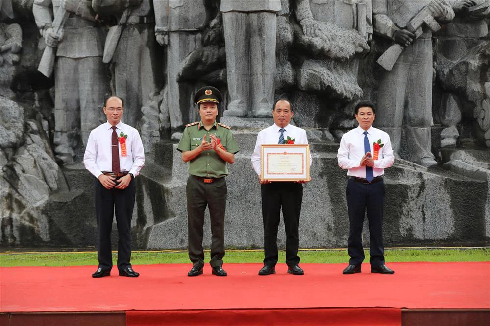 trung tướng đặng hồng đức, ủy viên bchtw, thứ trưởng bộ công an tặng bằng khen của bộ công an cho đảng bộ, chính qyền và nhân dân xã mường phăng.jpg