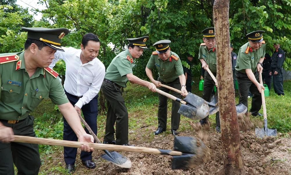 trung tướng đặng hồng đức, ủy viên bchtw, thứ trưởng bộ công an trồng cây lưu niệm tại đền thờ liệt sỹ chiến trường điện biên phủ.jpg