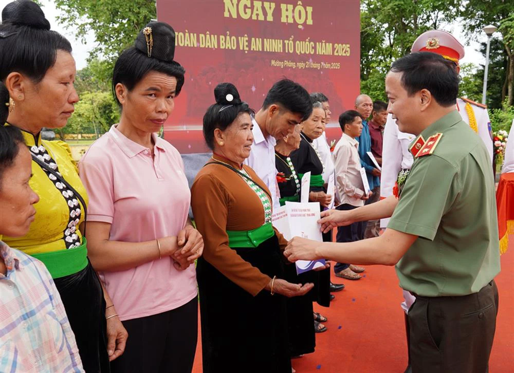 trung tướng đặng hồng đức, ủy viên bchtw, thứ trưởng bộ công an tặng quà cho các hộ gia đình người có công, thân nhân liệt sỹ.jpg