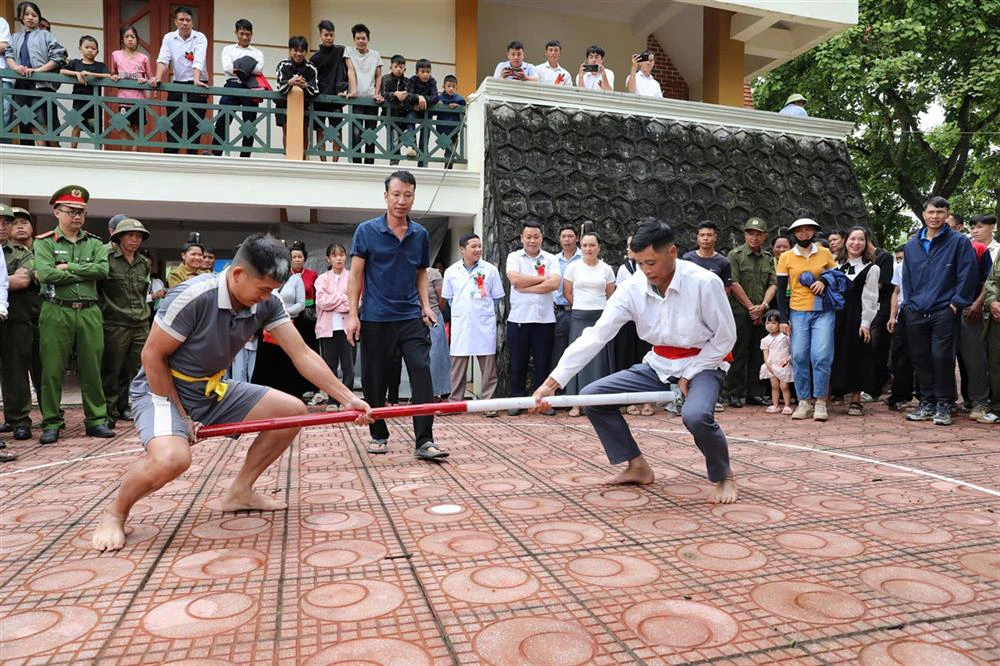 trong khuôn khổ ngày hội nhân dân tham gia các trò chơi dân gian truyền thống.jpg