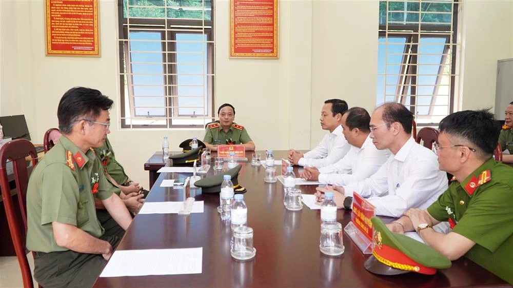 trung tướng đặng hồng đức, ủy viên bchtw, thứ trưởng bộ công an làm việc với công an xã mường phăng.jpg