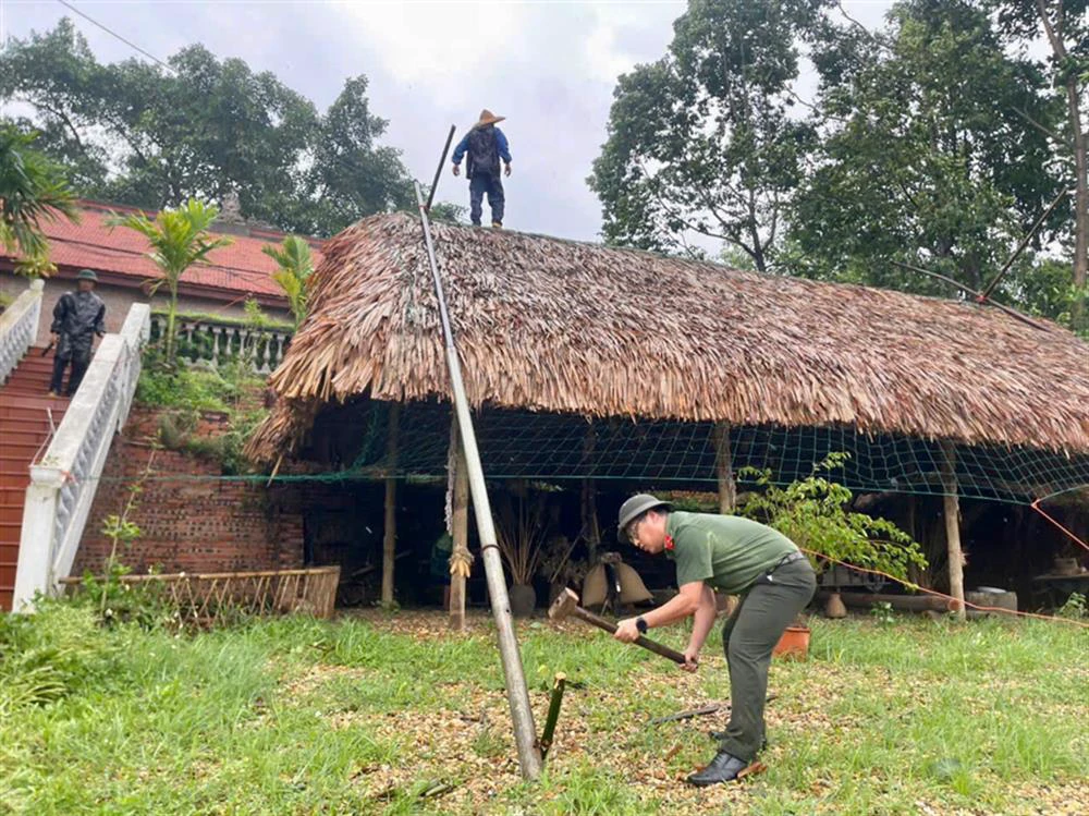 lực lượng công an hỗ trợ người dân phòng, chống bão (3).jpg