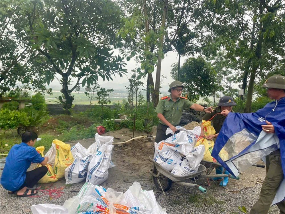 lực lượng công an hỗ trợ người dân phòng, chống bão.jpg