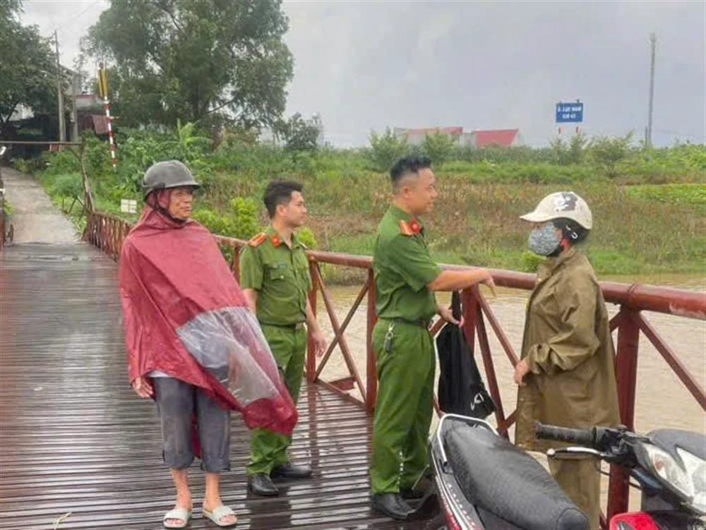 lực lượng công an hỗ trợ người dân phòng, chống bão (4).jpg