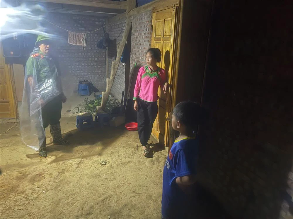 vận động người dân ra khỏi vùng nguy cơ sạt lở.jpg