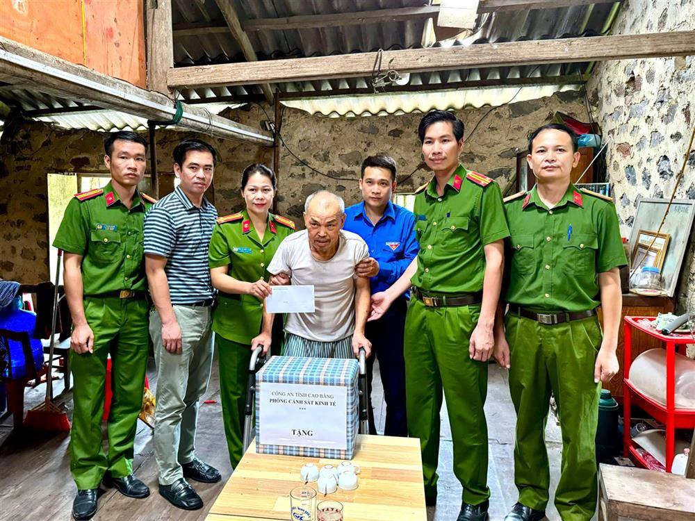 phòng cảnh sát kinh tế trao quà tri ân các gia đình chính sách tại phường tân giang và xã quang trung, tỉnh cao bằng..jpg