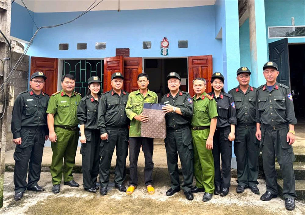 phòng cảnh sát cơ động thăm, tặng quà các gia đình thân nhân liệt sĩ cand trên địa bàn xã trùng khánh.jpg