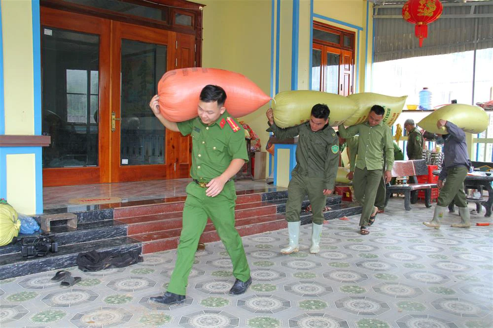 lực lượng công an xã và an ninh cơ sở di dời nông sản giúp nhân dân.jpg