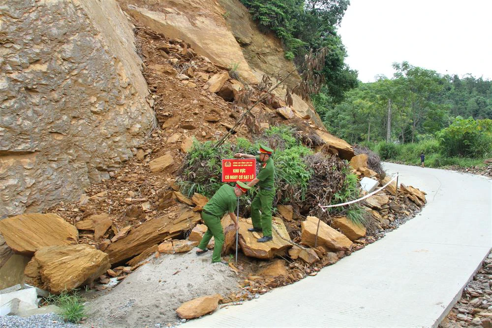 đặt biển cảnh báo khu vực nguy hiểm, có nguy cơ sạt lở cao.jpg