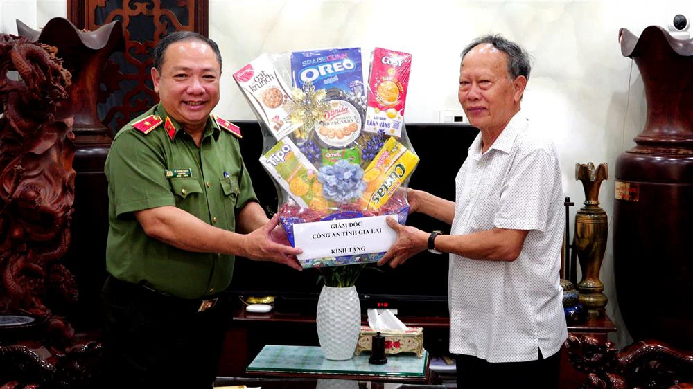 thiếu tướng lê quang nhân tặng quà đại tá chế trường - nguyên giám đốc công an tỉnh nhân dịp 27.7.jpg