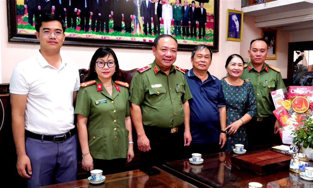 thiếu tướng lê quang nhân cùng đại diện các đơn vị công an tỉnh chụp ảnh lưu niệm với gia đình đại tá hoàng vũ an.jpg