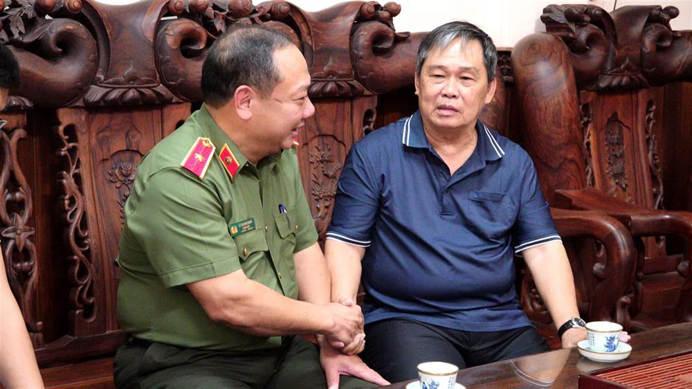 giám đốc công an tỉnh gia lai bày tỏ lòng biết ơn với các đồng chí nguyên lãnh đạo công an tỉnh là thương binh trong kháng chiến.jpg