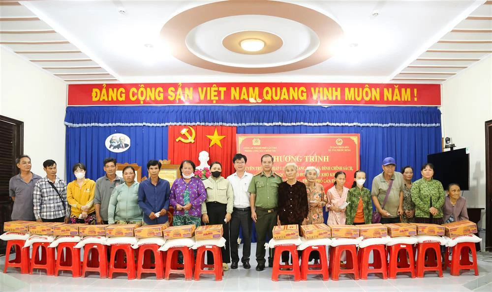 557_3 tang qua.jpg