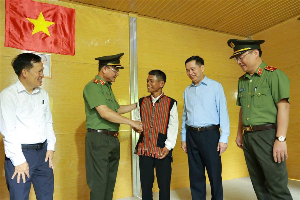 2 tham hoi.jpg