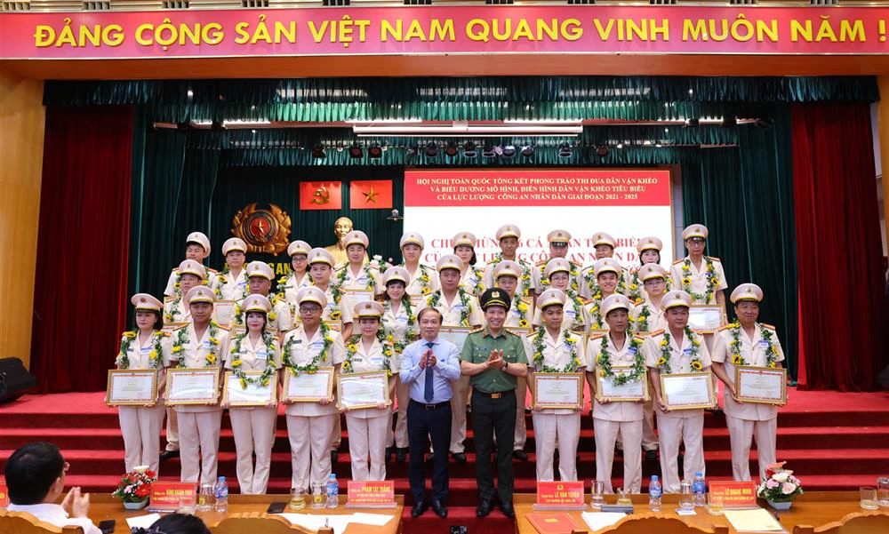ttuyen_chupanh_vinhdanh.jpg
