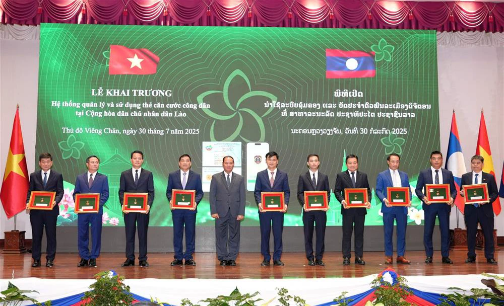 2 trao khen.jpg