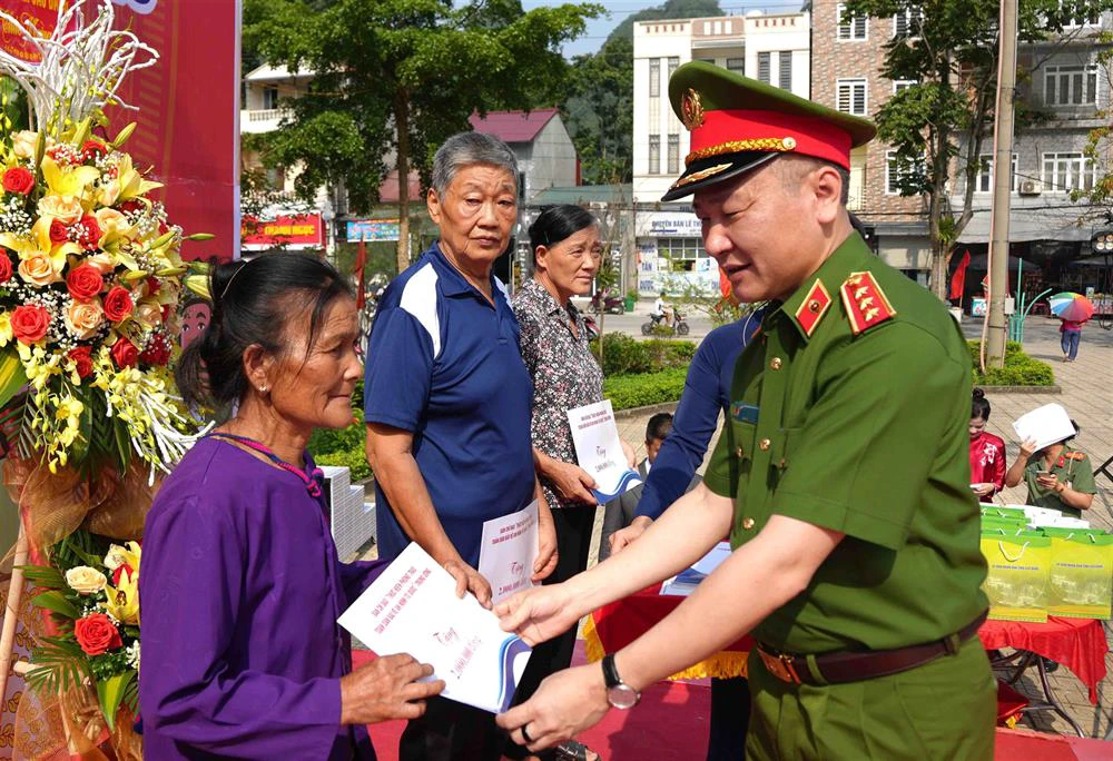 10. anh lam tang qua.jpg