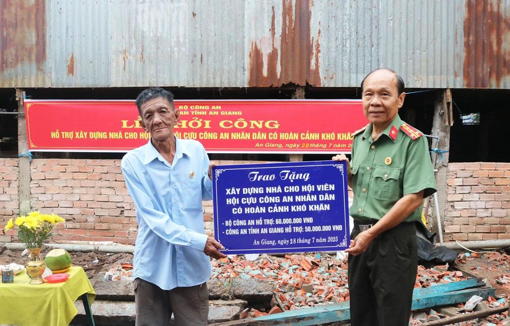trao bang trung 3.jpg