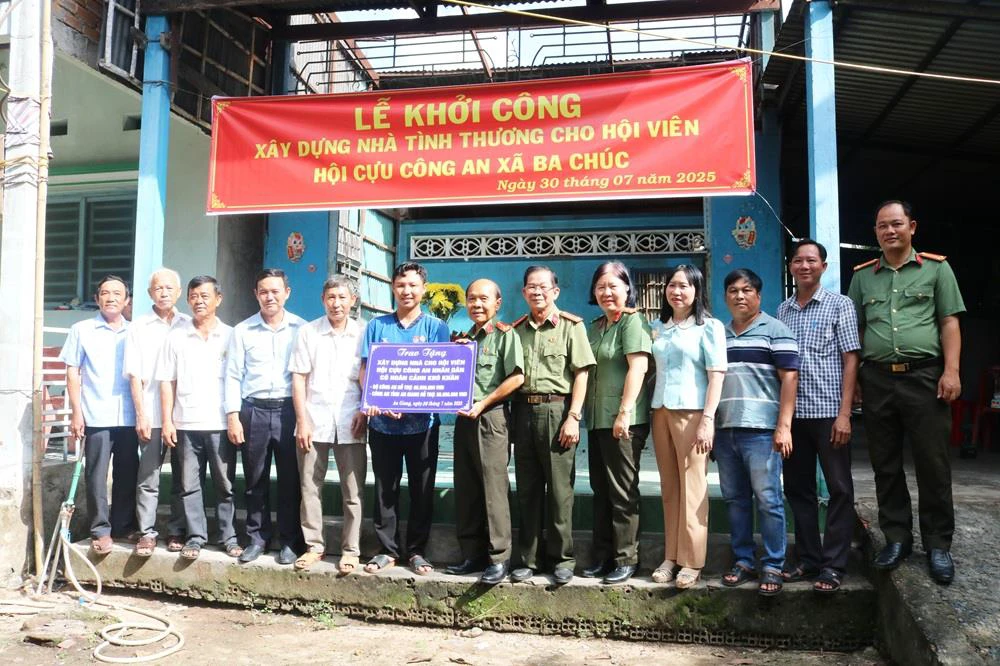 trao bang trung.jpg