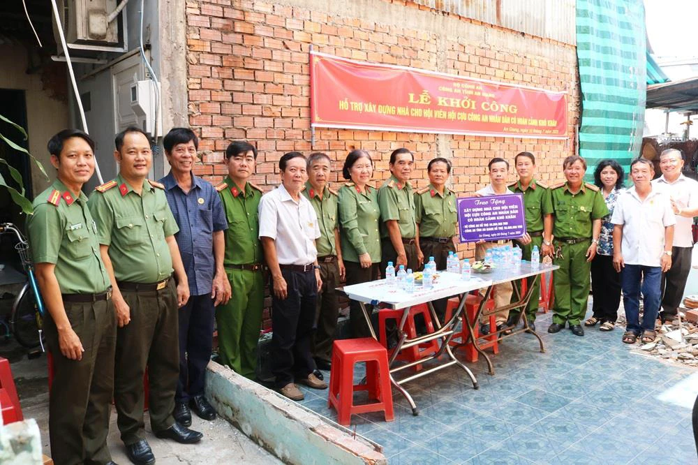 trao bang trung 1.jpg