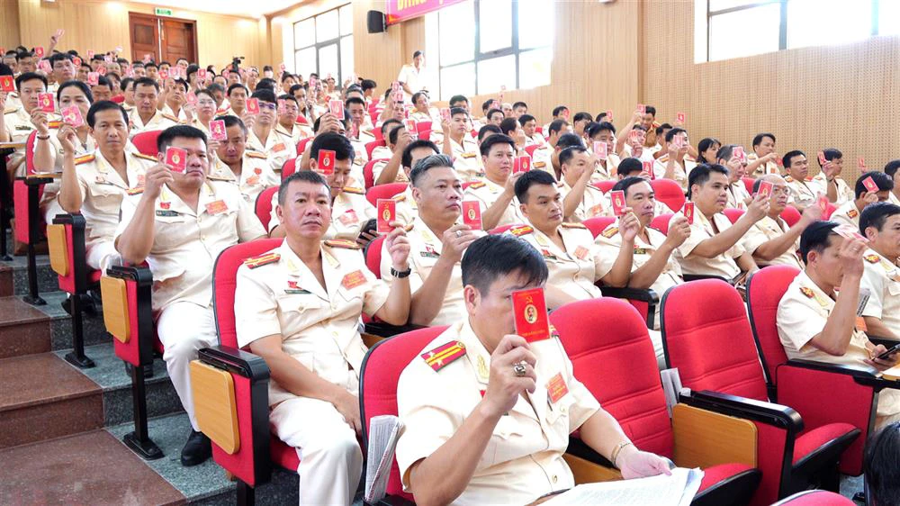 các đại biểu biểu quyết thông qua báo cáo chính trị của đại hội.jpg