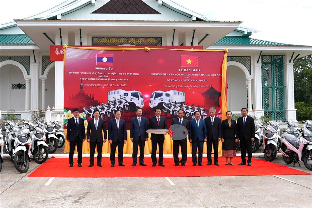 1 bca tang qua.jpg