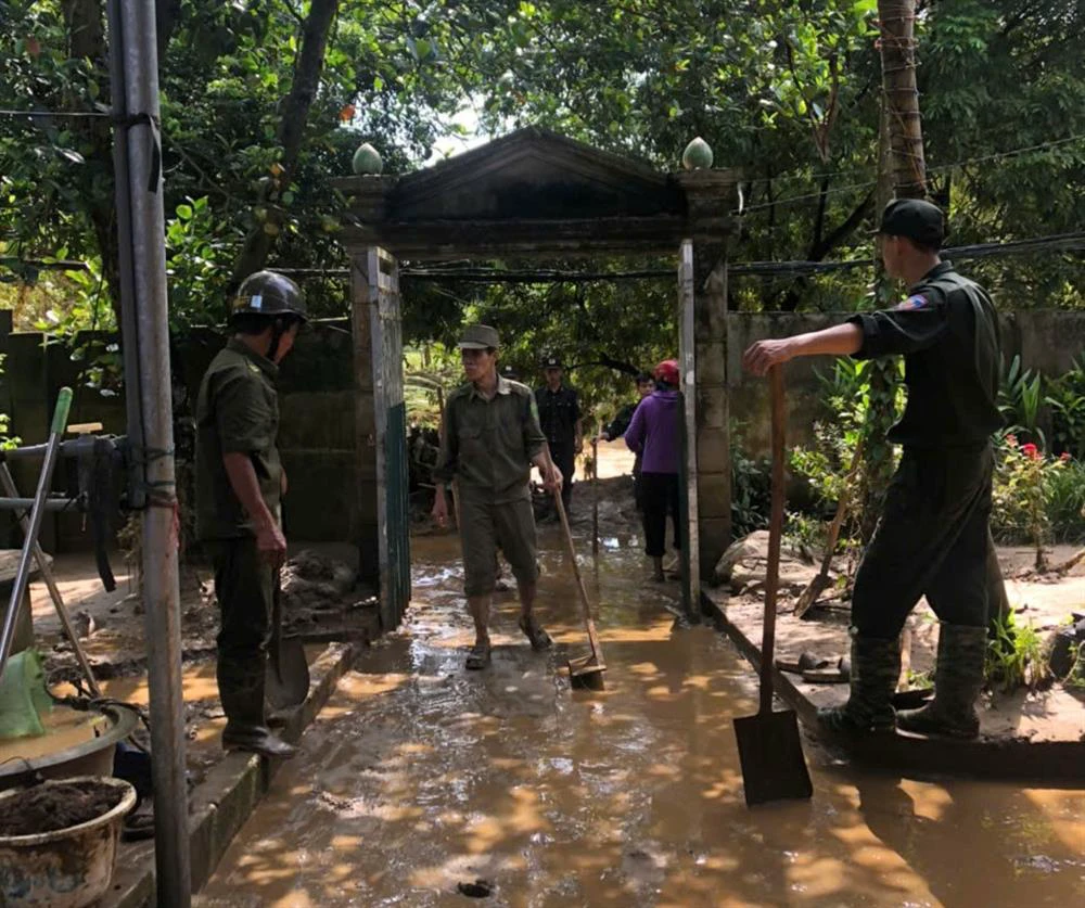 150_4. lực lượng an ninh cơ sở khắc phục hậu quả mưa lũ.jpg