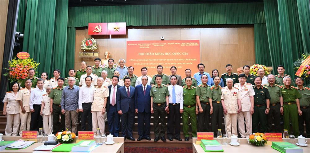 dai bieu chụp kỷ niệm cuối.jpg