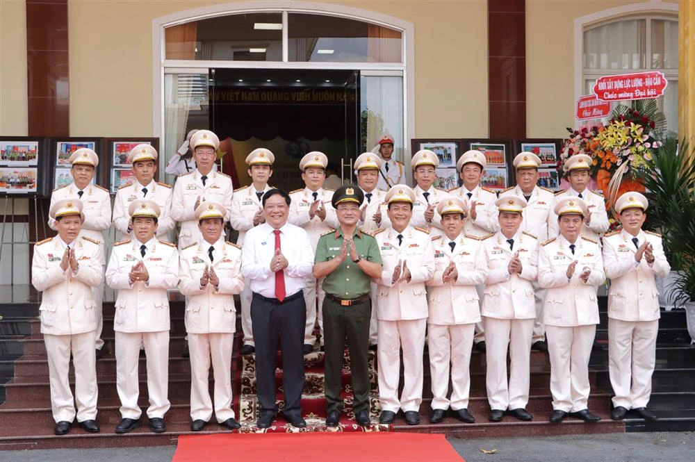 thứ trưởng chụp lưu niệm.jpg