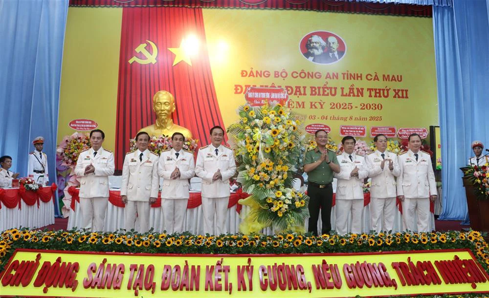 thứ trưởng tặng lẵng hoa.jpg