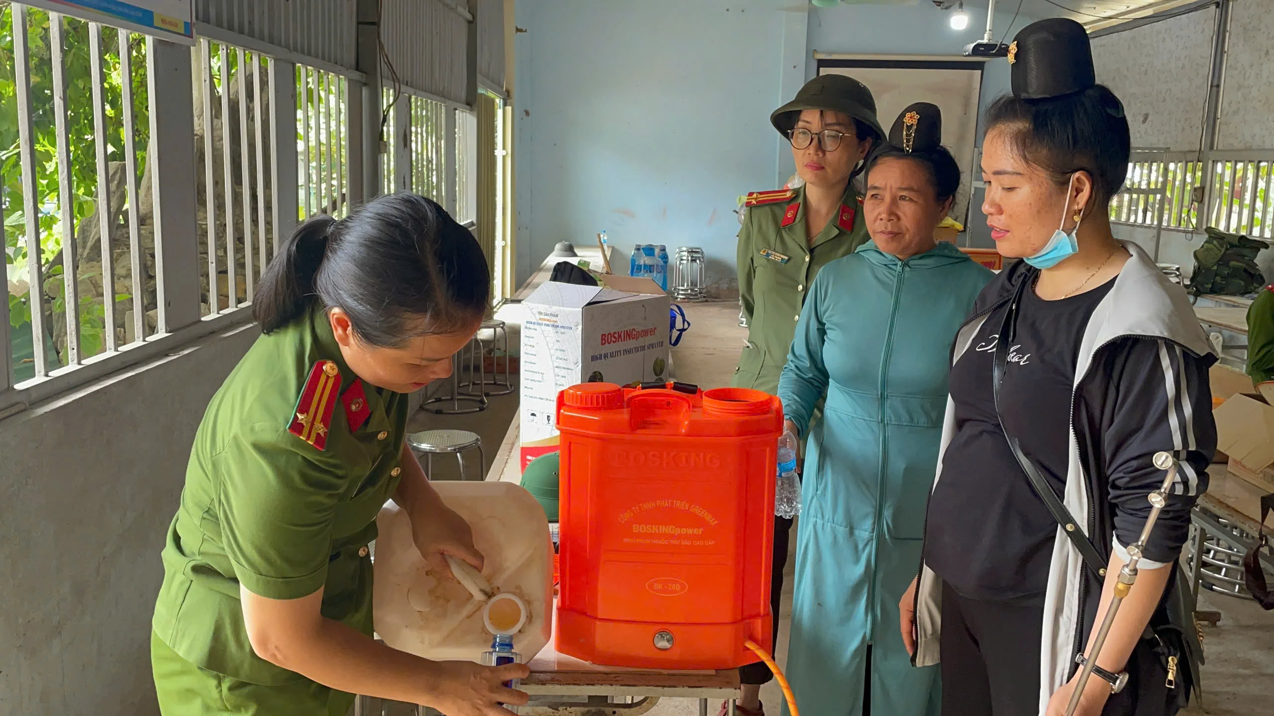 Cán bộ hội viên Hội phụ nữ Công an Điện Biên hướng dẫn nhân dân phun thuốc khử khuẩn bằng chế phẩm sinh học (3).jpg