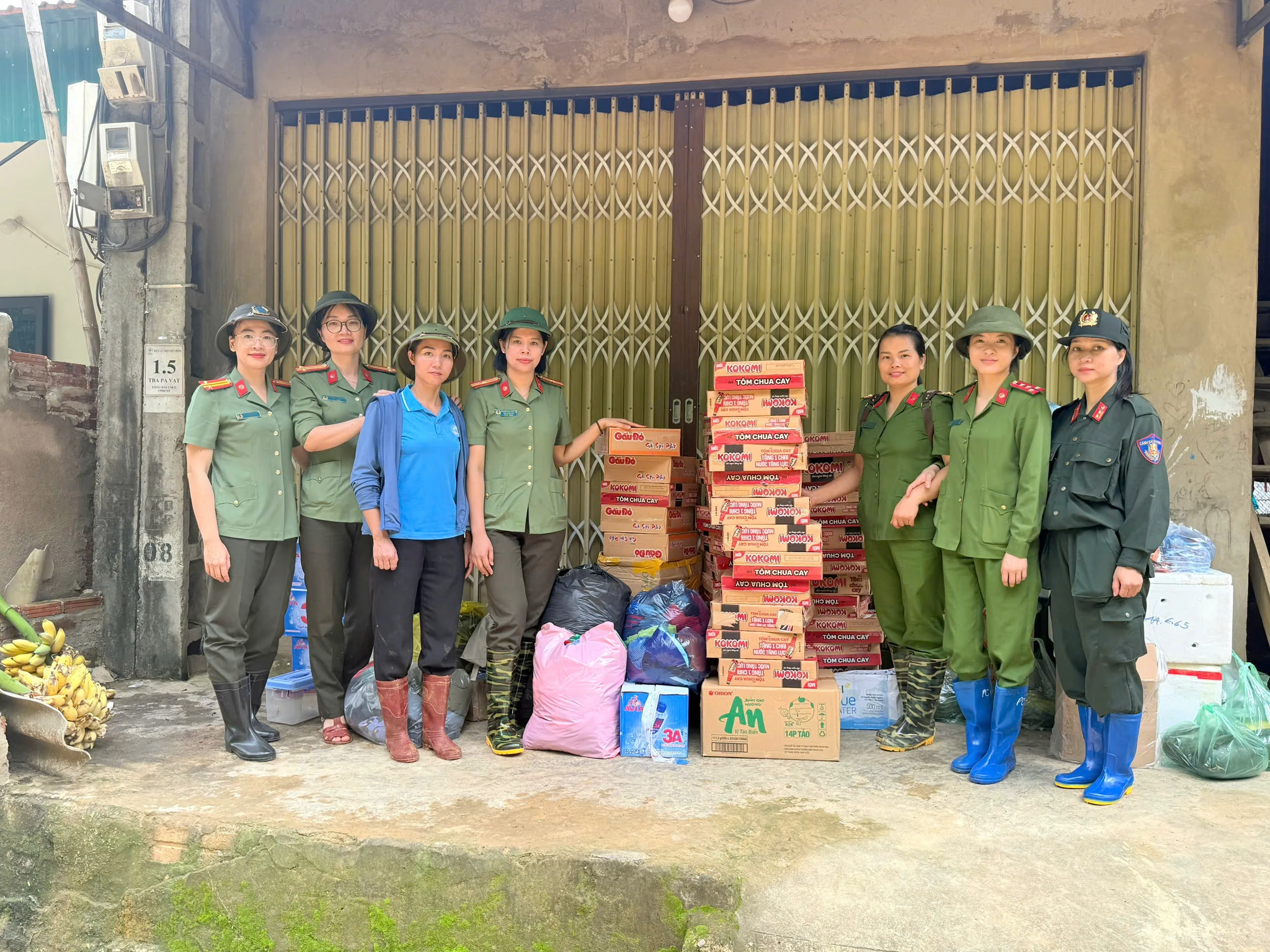 Cán bộ hội viên Hội phụ nữ Công an Điện Biên trao các nhu yếu phẩm cho nhân dân bụ thiệt hại do mưa lũ (2).jpg