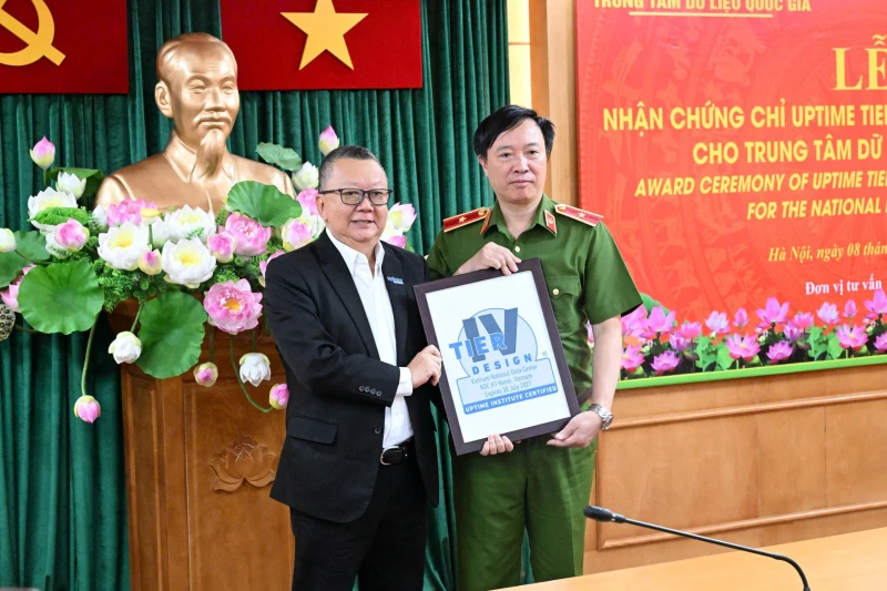 trao chung nhan.jpg