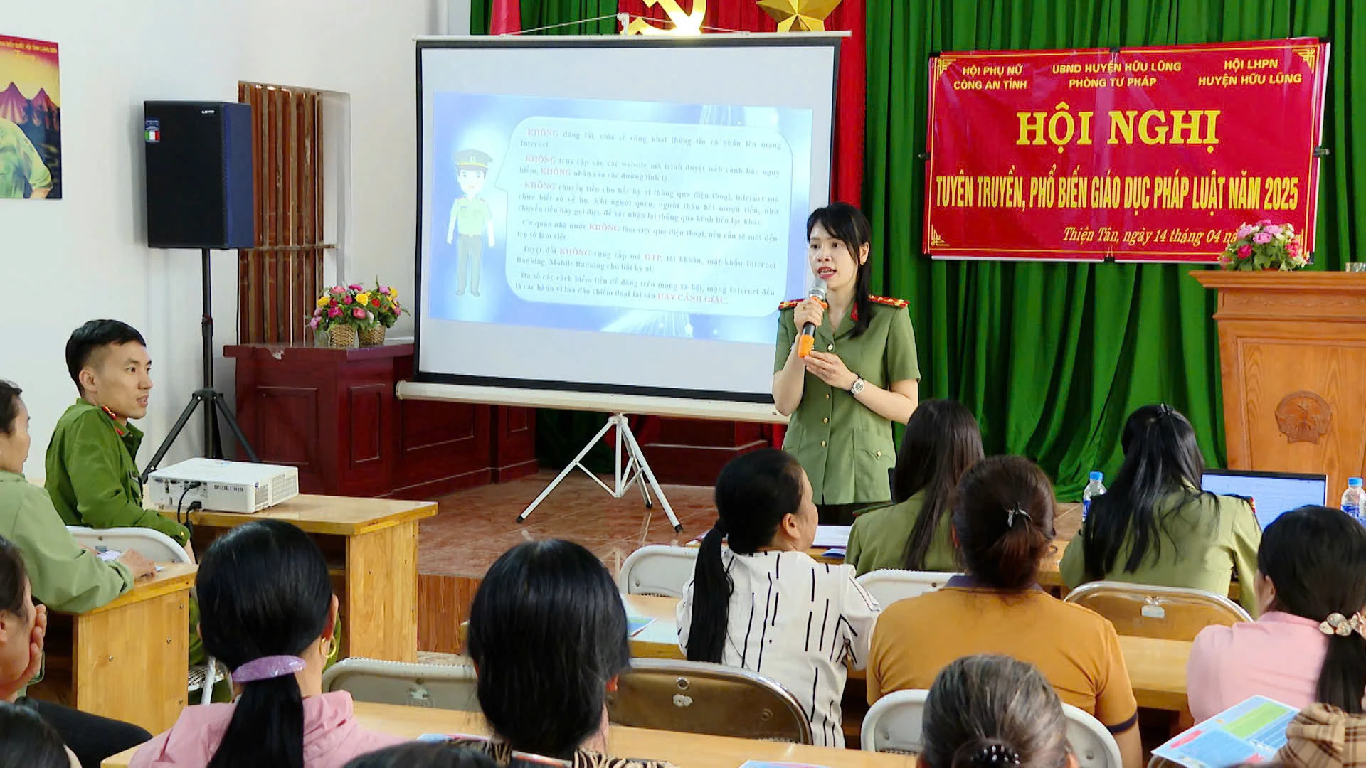 Ảnh 2. Hội phụ nữ Công an tỉnh phát tờ rơi tuyên truyền cho người dân các thủ đoạn của tội phạm lừa đảo và mua bán ngườiđ để người dân cảnh giác.jpg