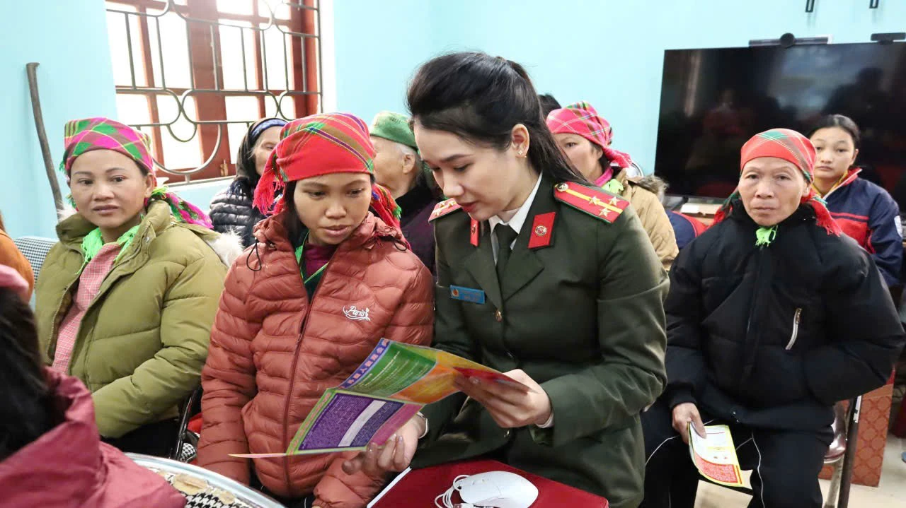 Ảnh 4. Ban Phụ nữ Công an tỉnh tổ chức chương trình tuyên truyền pháp luật cho hộ viên phụ nữ cơ sở tại xã Cao Lộc.jpg
