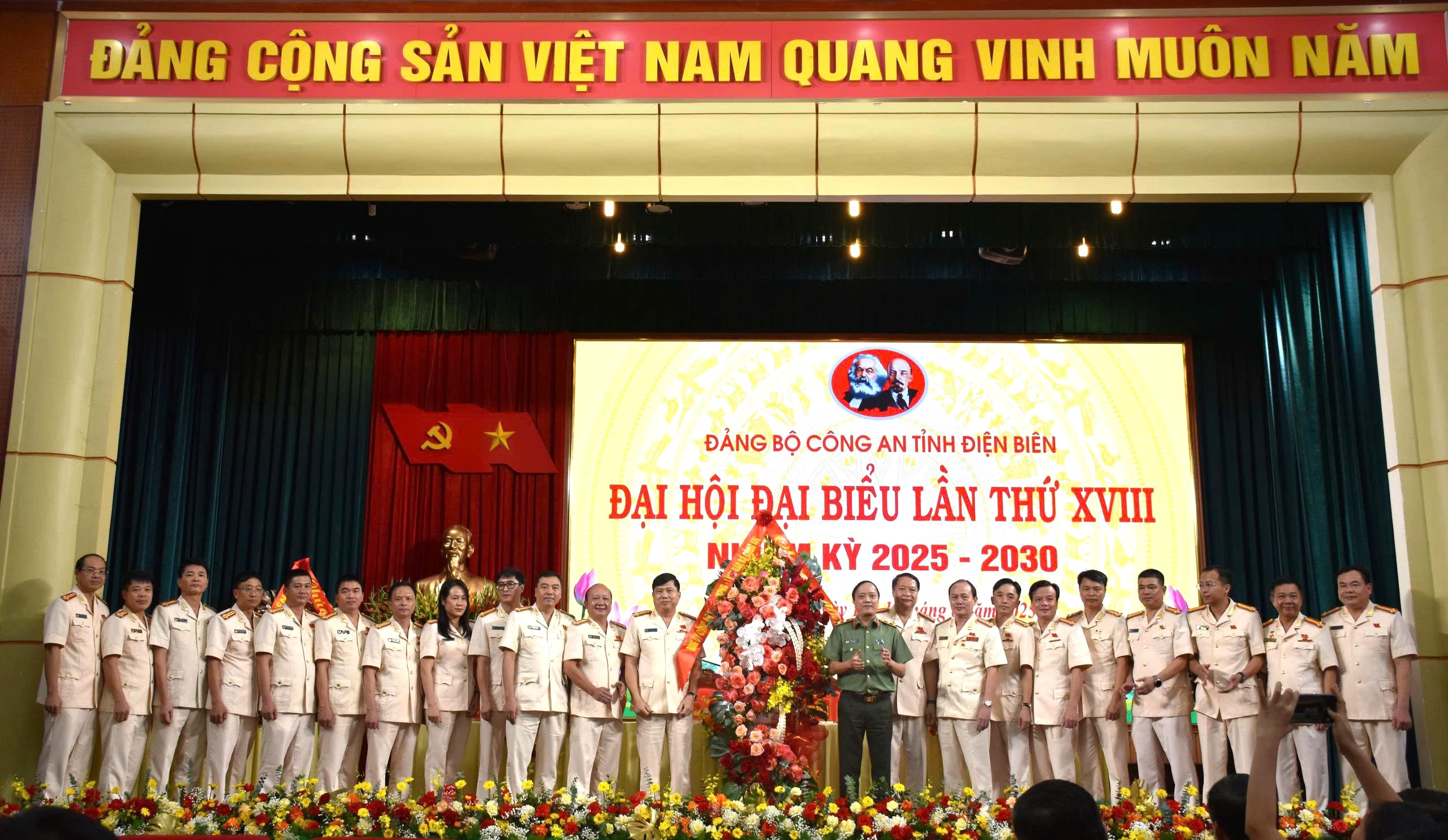 Trương tướng Đặng Hồng Đức, thứ trưởng Bộ Công an chúc mừng BCH Đảng bộ Công an tỉnh nhiệm kỳ 2025-2030.jpg