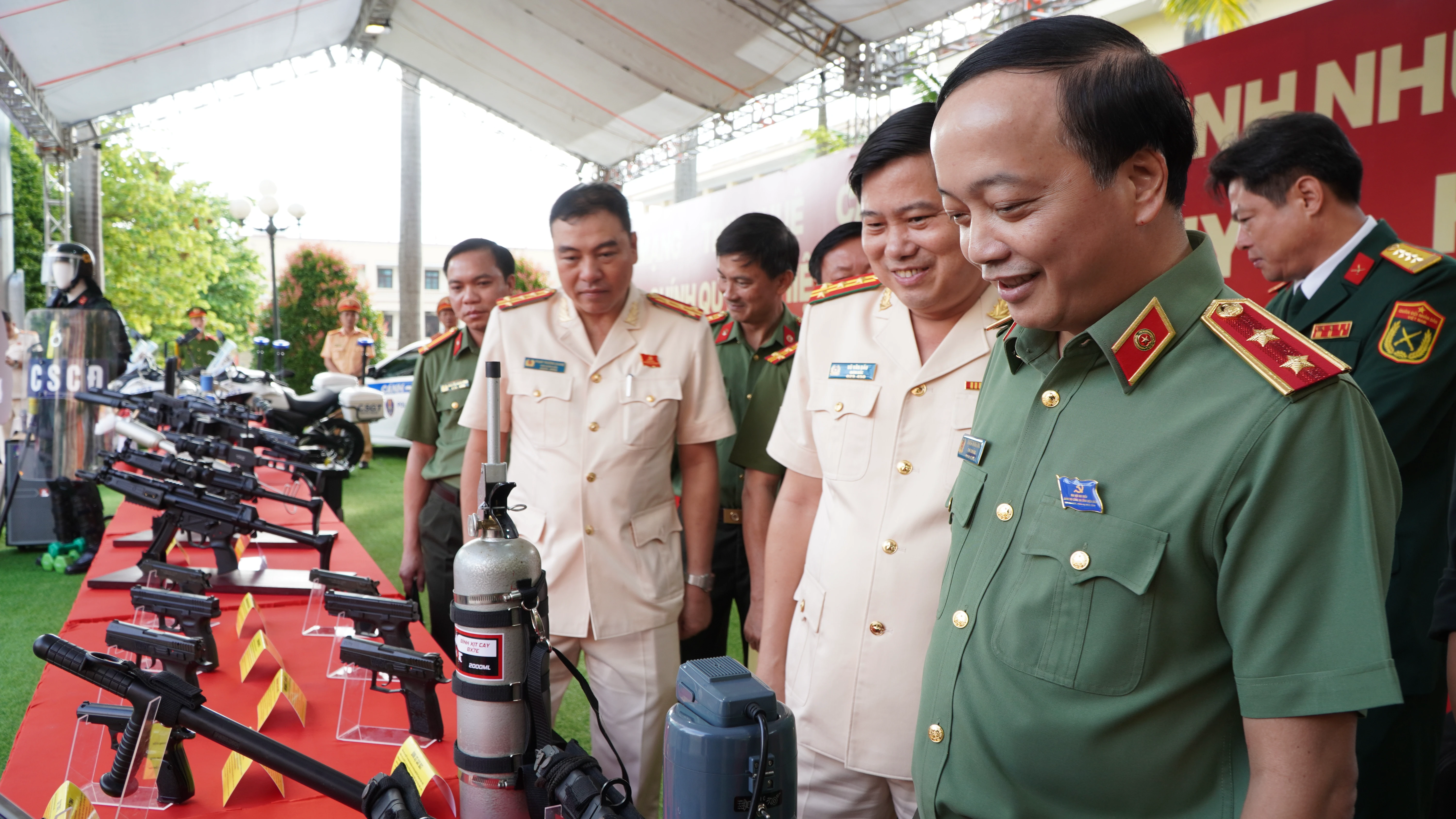 Trung tướng Đặng Hồng Đức, thứ trưởng Bộ Công an thăm các gian hàng trưng bày vũ khí tài của Công an Điện biên.JPG