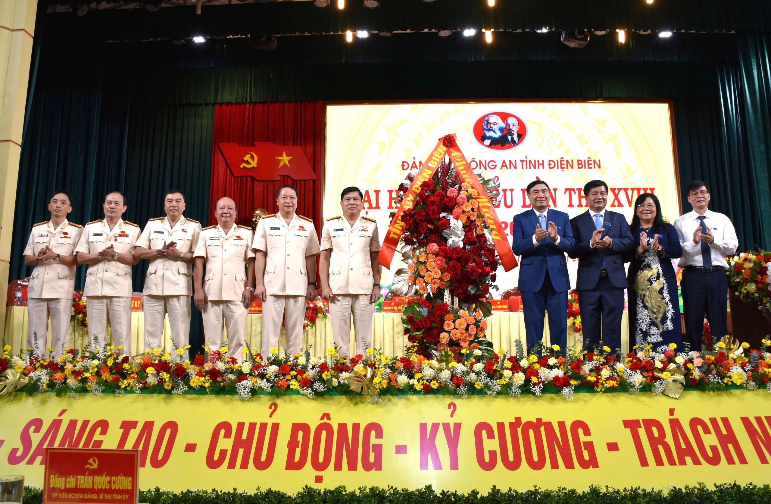 Lãnh dạo Tỉnh ủy, HĐND, UBND tỉnh chúc mừng Đại hội.jpg